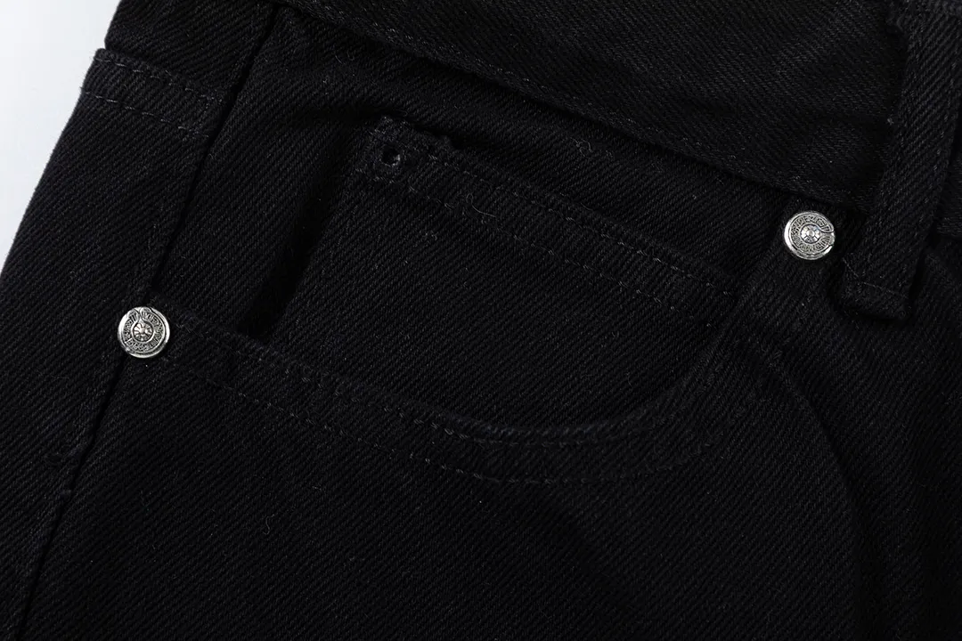KE951#P230 The only correct leather label version on the market Chrome Hearts CH Cross embroidery distressed jeans Top ceiling quality 100% correct version The correct version is here!  Believe me this must be the best quality you will ever come across! ! Excellent value for money! !  Styles with different washes and textures are very friendly to people with thin legs and thick legs. The straight version is very flattering to the shape of the legs. The moderate length is timeless and easy to match. It is the basis of various styles and a must-have in the wardrobe! ! Add a little stacking to easily control the clean fit trend that has exploded this year. The fabric is stiff but also makes the upper body soft without losing texture. The sides and cuffs of some styles have a bone-wash effect. The vintage flavor pops up all at once. It’s really hard not to love it! ✅Correctly customize the Croxin metal leather label on the back panel. It is not sold directly with the cross on the finished jeans. 1:1 copying strives for excellence and the details are perfectly grasped. ✅The cross leather label is clear and smooth. Exquisite turning top craftsmanship. ✅Buttons, zippers and hardware are all customized versions of the Croxin LOGO. ✅High-cost washing process. Size: 28 30 32 34 36 (5 sizes)